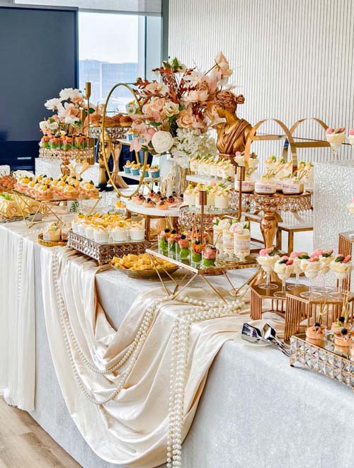 金色系高雅下午茶甜點桌，花藝與珍珠布景佈置｜森の魚下午茶外燴佈置｜森之魚外燴
