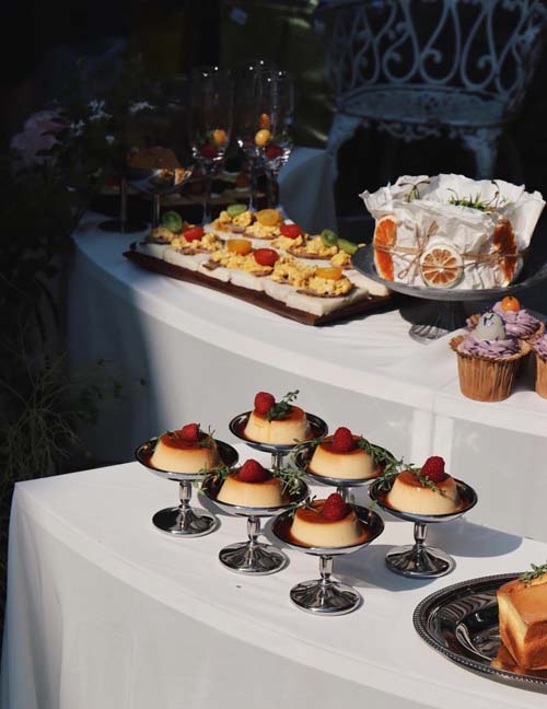 手作布丁與精緻甜點盤，陽光戶外茶會｜森の魚下午茶外燴佈置｜森之魚外燴