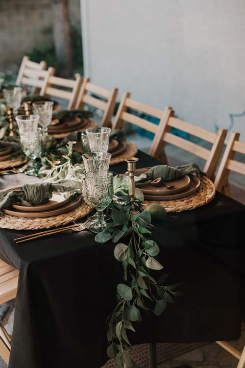 森林系長桌擺設，綠植與金屬餐具點綴｜森の魚下午茶外燴佈置｜森之魚外燴