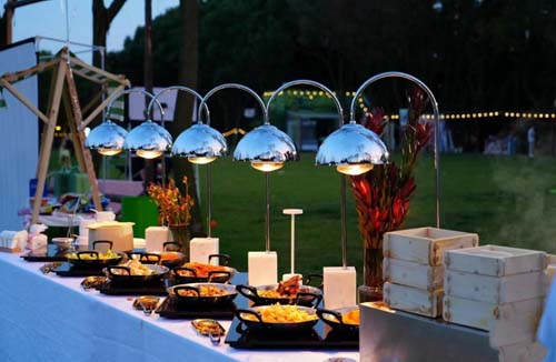戶外草地Buffet餐檯，暖光燈飾襯托溫馨氛圍｜森間饗宴｜森の魚外燴｜森之魚外燴