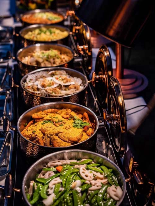 多道熱食排列於銅鍋中，呈現高質感外燴饗宴｜森間饗宴｜森の魚外燴｜森之魚外燴