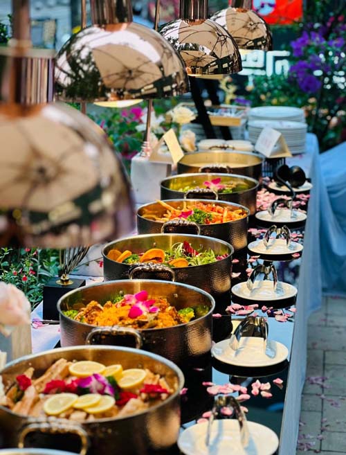 玫瑰金燈光映照的餐檯，融合花藝與美食的宴會現場｜森間饗宴｜森の魚外燴｜森之魚外燴